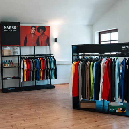 Showroom mit HAKRO-Wand und Kleiderständern