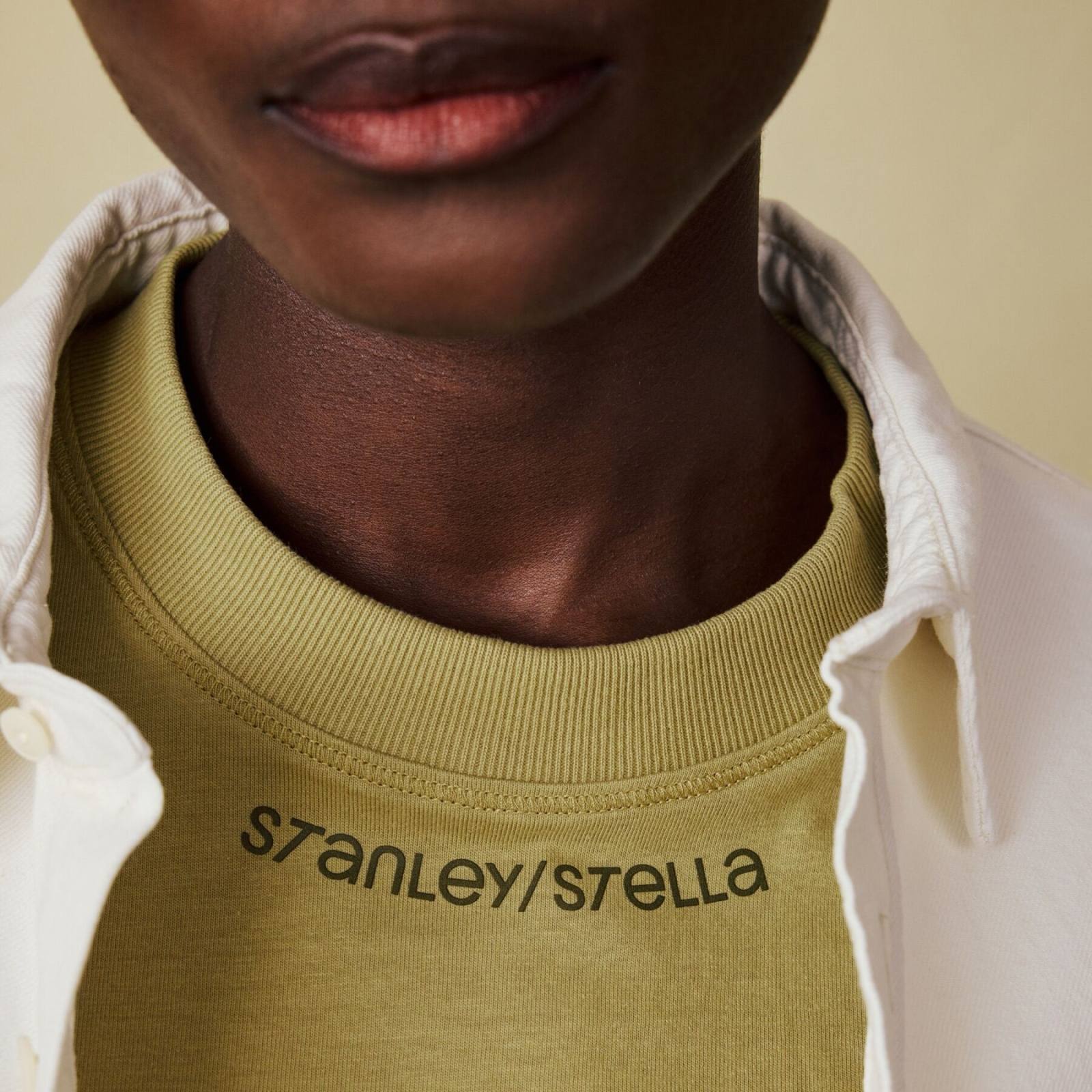 T-Shirt mit kleinem Schriftzug auf der Brust