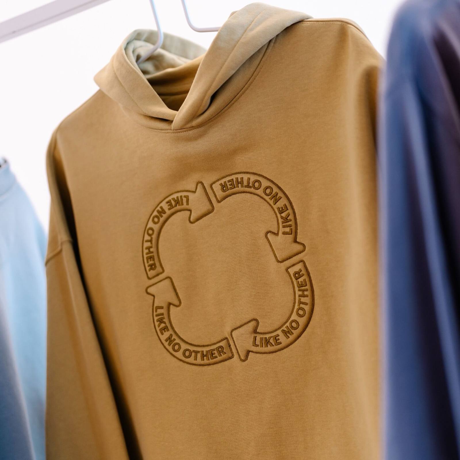 Hoodie mit großem Motiv auf dem Rücken