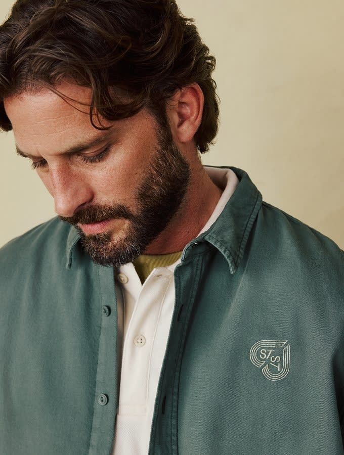 Grünes Overshirt mit gesticktem Logo auf der Brust