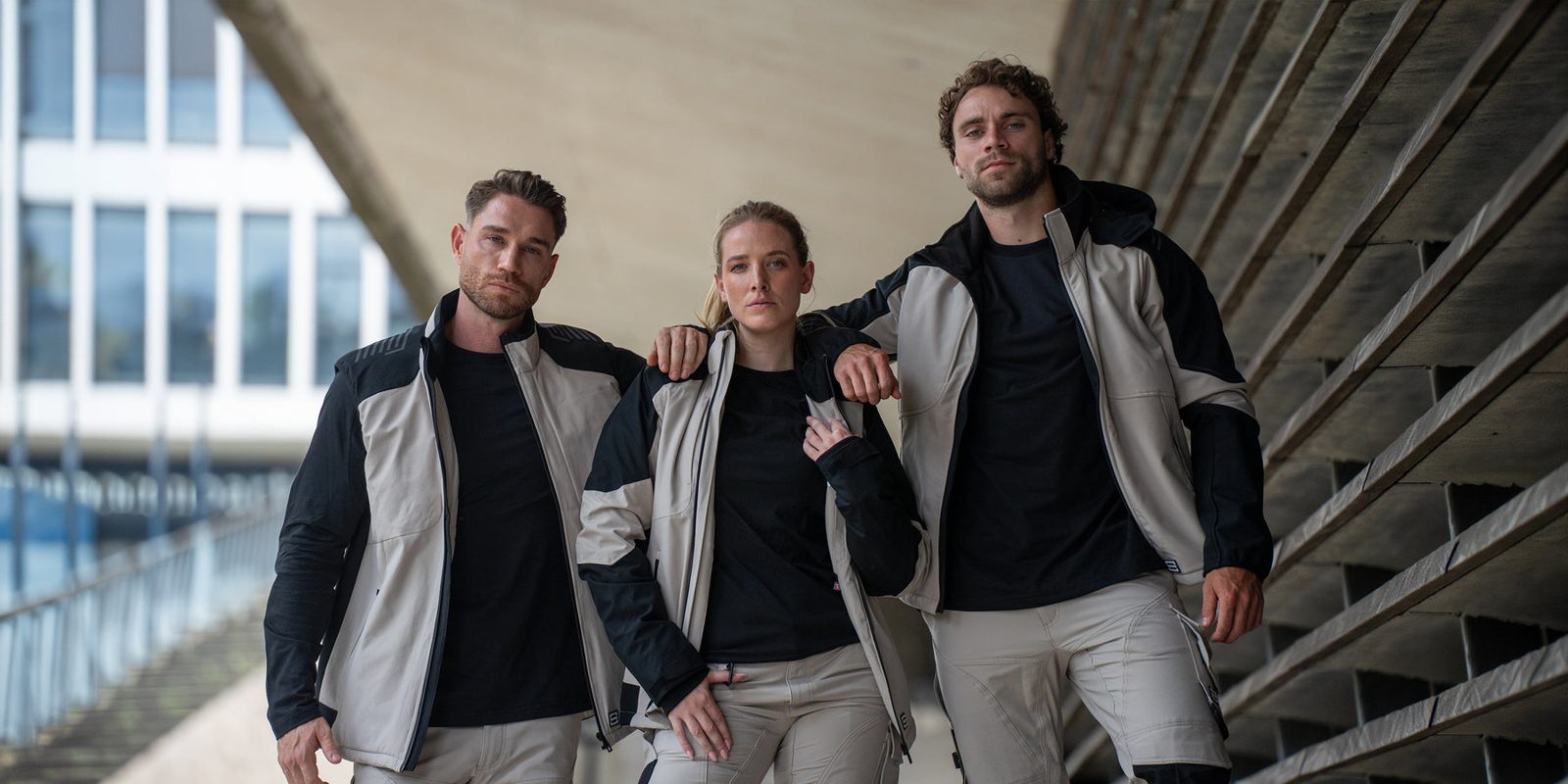 Drei Personen in TRICORP Jacken in Sand und Schwarz