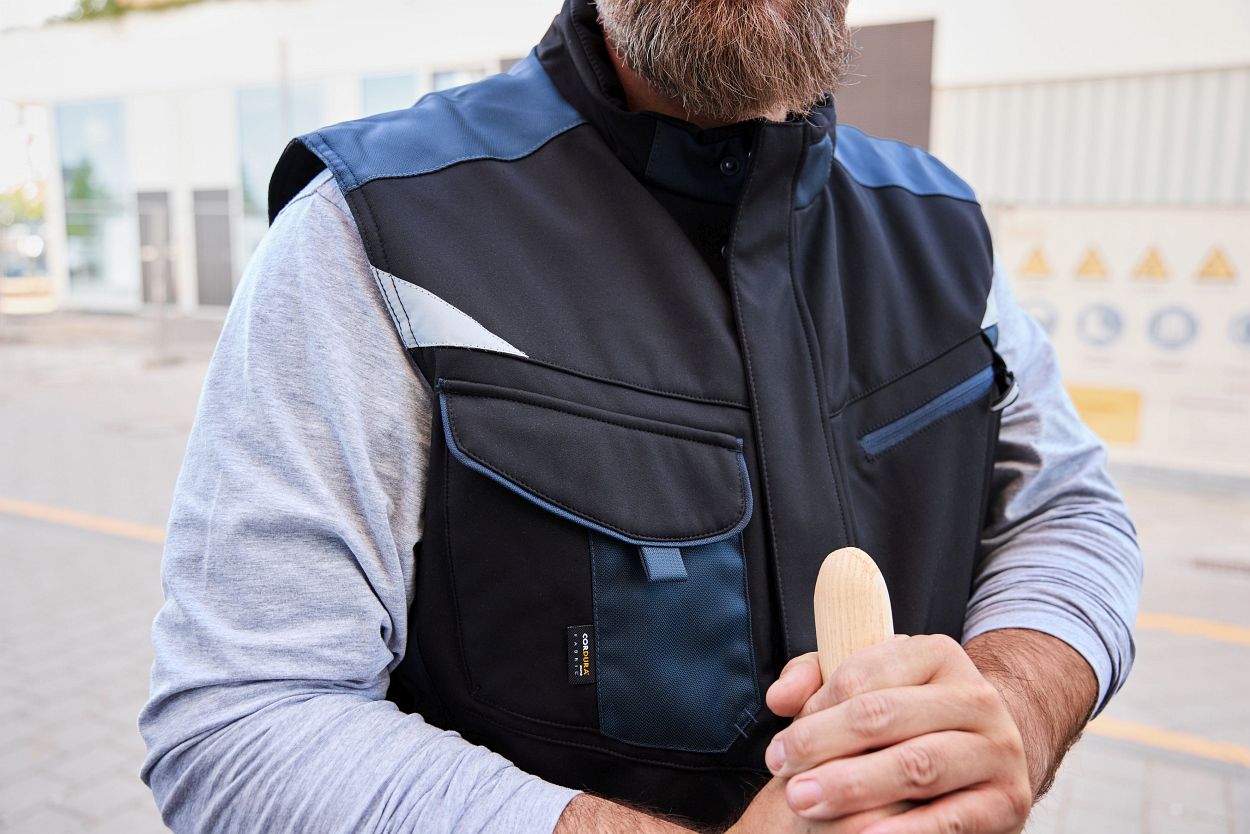 Craftsmen Softshell Vest - STRONG - "JN825" in White/Carbon, Größe 6XL - Daiber