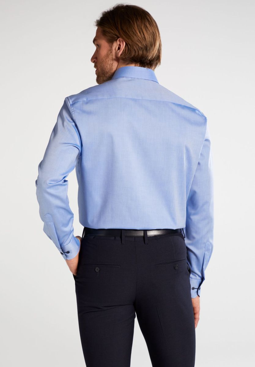 Herrenhemd langarm Comfort Fit in Blau, Gr. 54 von ETERNA - Modelbild Rückansicht