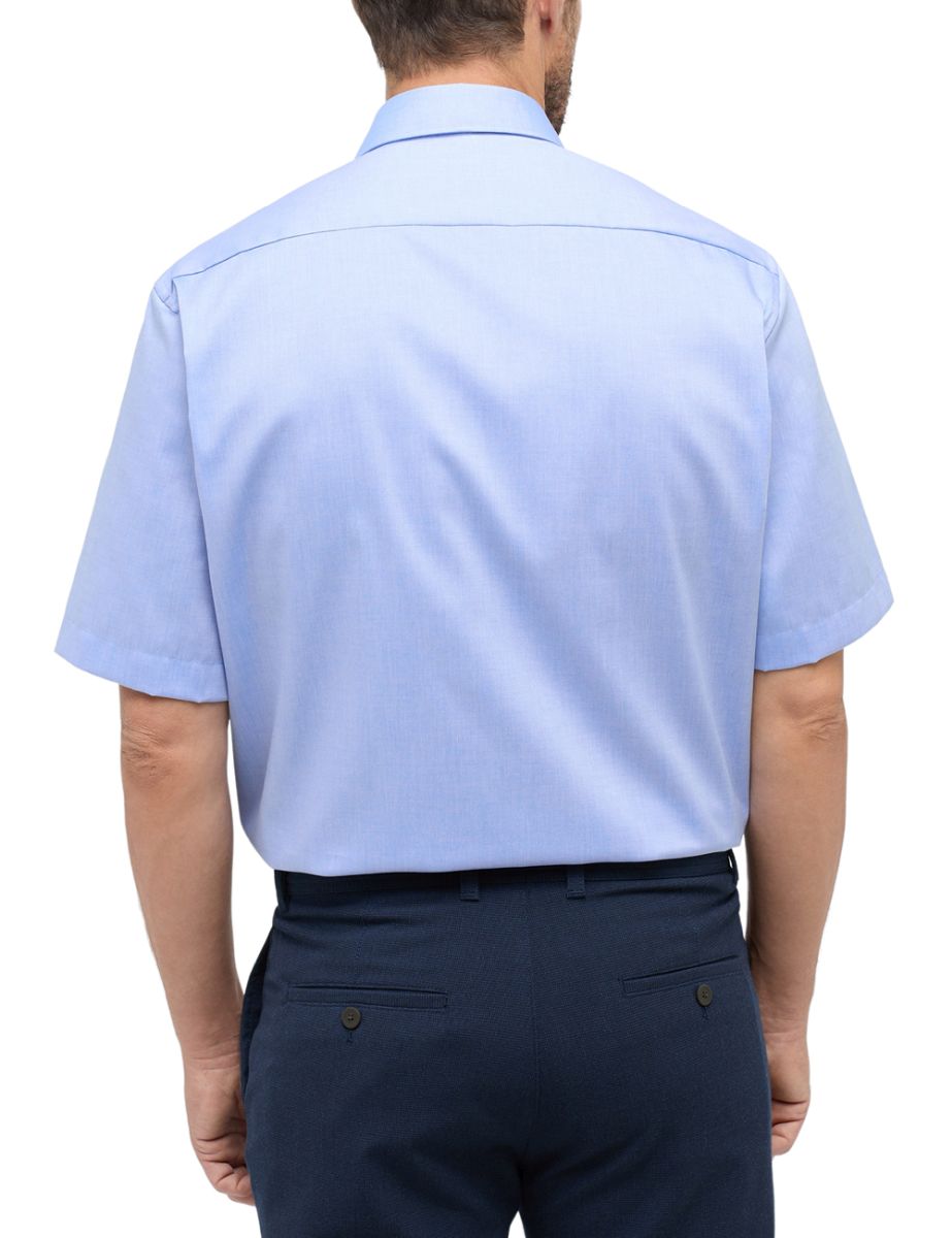 Herrenhemd kurzarm Comfort Fit in Blau, Gr. 54 von ETERNA - Modelbild Rückansicht