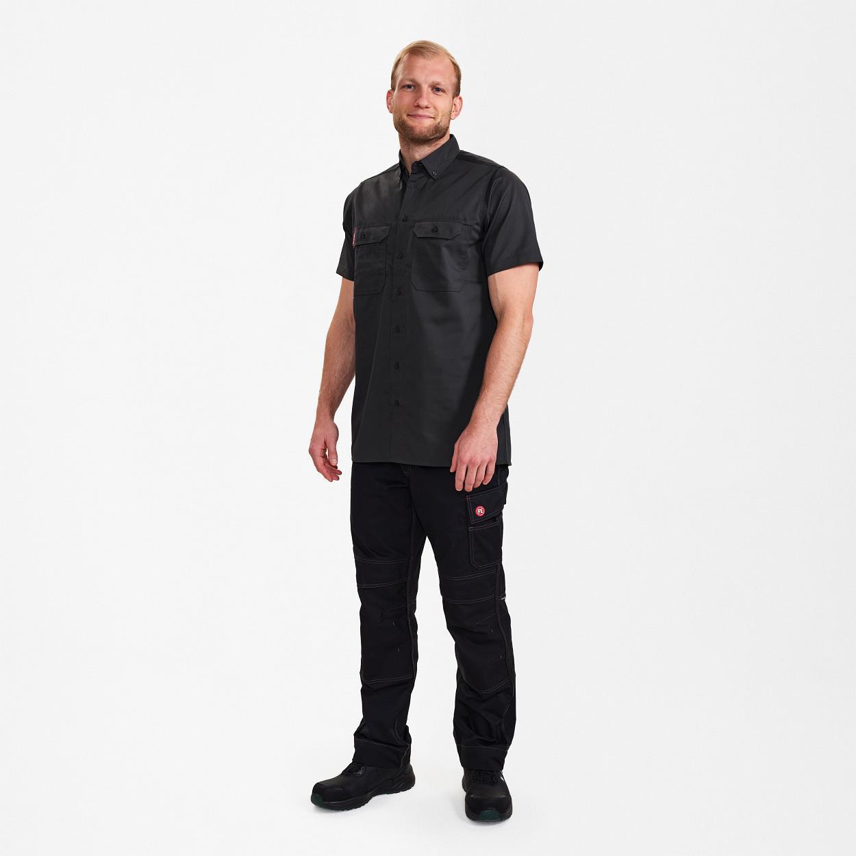 ENGEL Extend kurzärmliges Herrenhemd in Anthrazit Grau, Größe 49/50