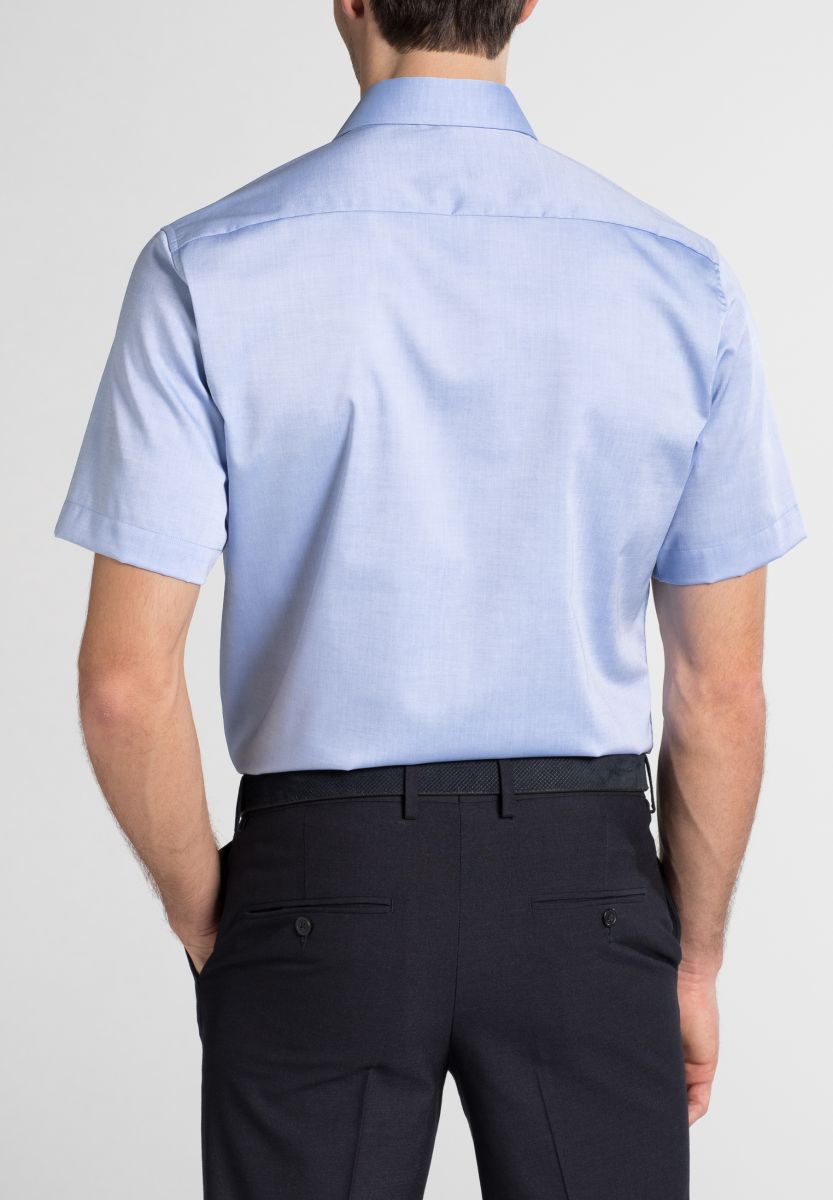 Herrenhemd kurzarm Modern Fit in Blau, Gr. 48 von ETERNA - Modelbild Rückansicht