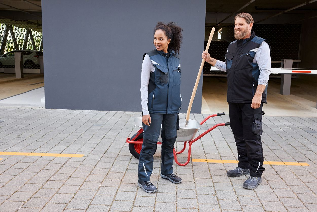 Craftsmen Softshell Vest - STRONG - "JN825" in White/Carbon, Größe 6XL - Daiber