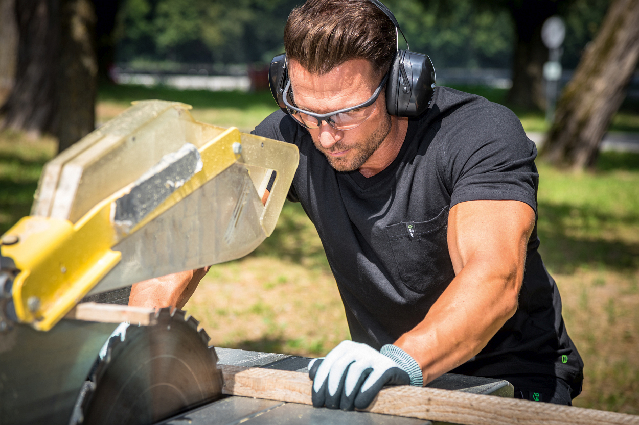 T-Shirt V-Neck Uwe FLEXT05 Flex Line in Schwarz, Gr. XS von Leibwächter