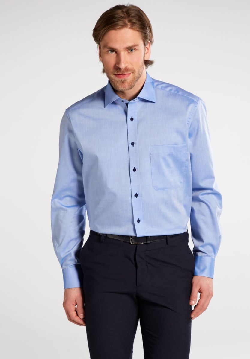 Herrenhemd langarm Comfort Fit in Blau, Gr. 54 von ETERNA - Modelbild Vorderansicht