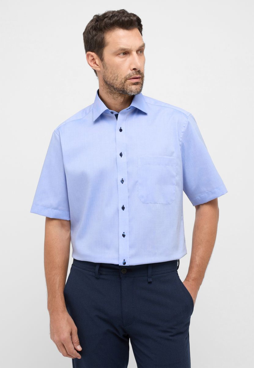 Herrenhemd kurzarm Comfort Fit in Blau, Gr. 54 von ETERNA - Modelbild Vorderansicht