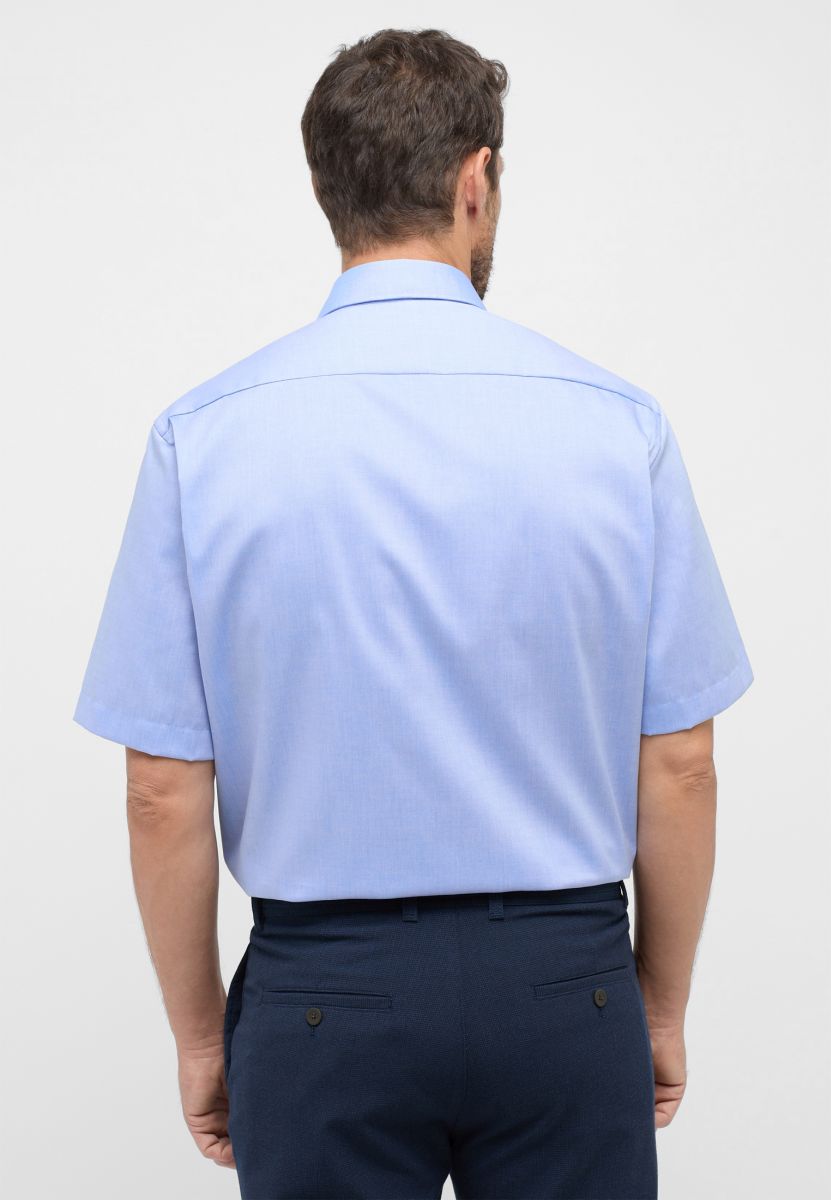 Herrenhemd kurzarm Comfort Fit in Blau, Gr. 54 von ETERNA - Modelbild Rückansicht