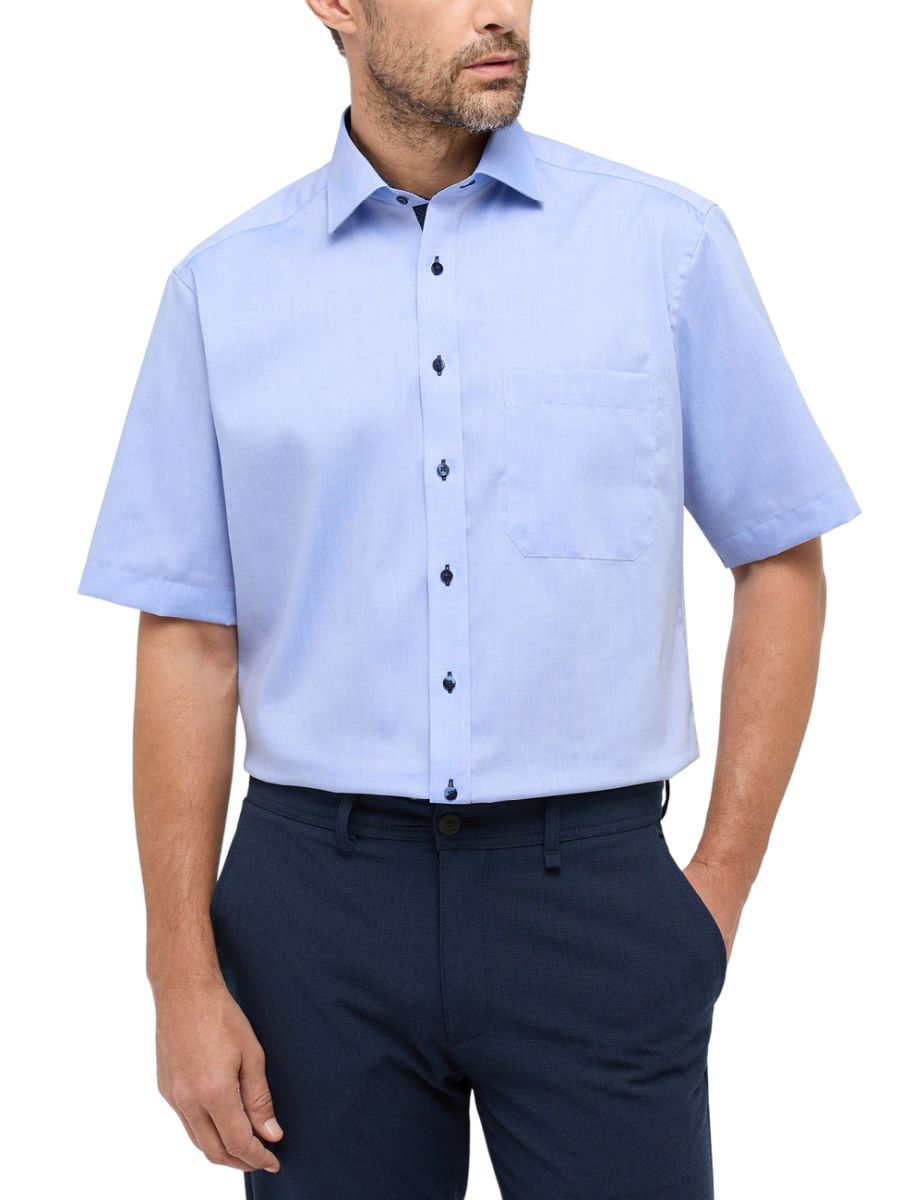 Herrenhemd kurzarm Comfort Fit in Blau, Gr. 54 von ETERNA - Modelbild