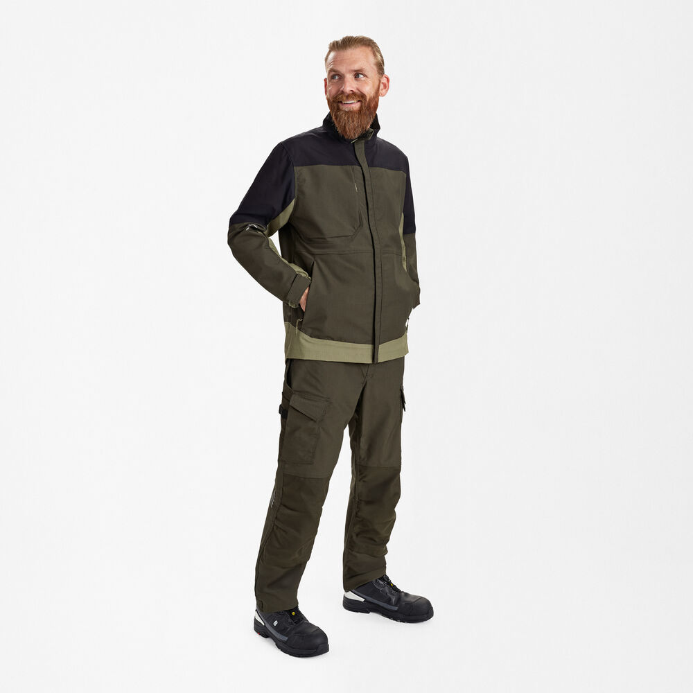 ENGEL Entire 1329-144 Arbeitsjacke mit 2-Wege-Stretch in Forest Green/Schwarz – Modellansicht