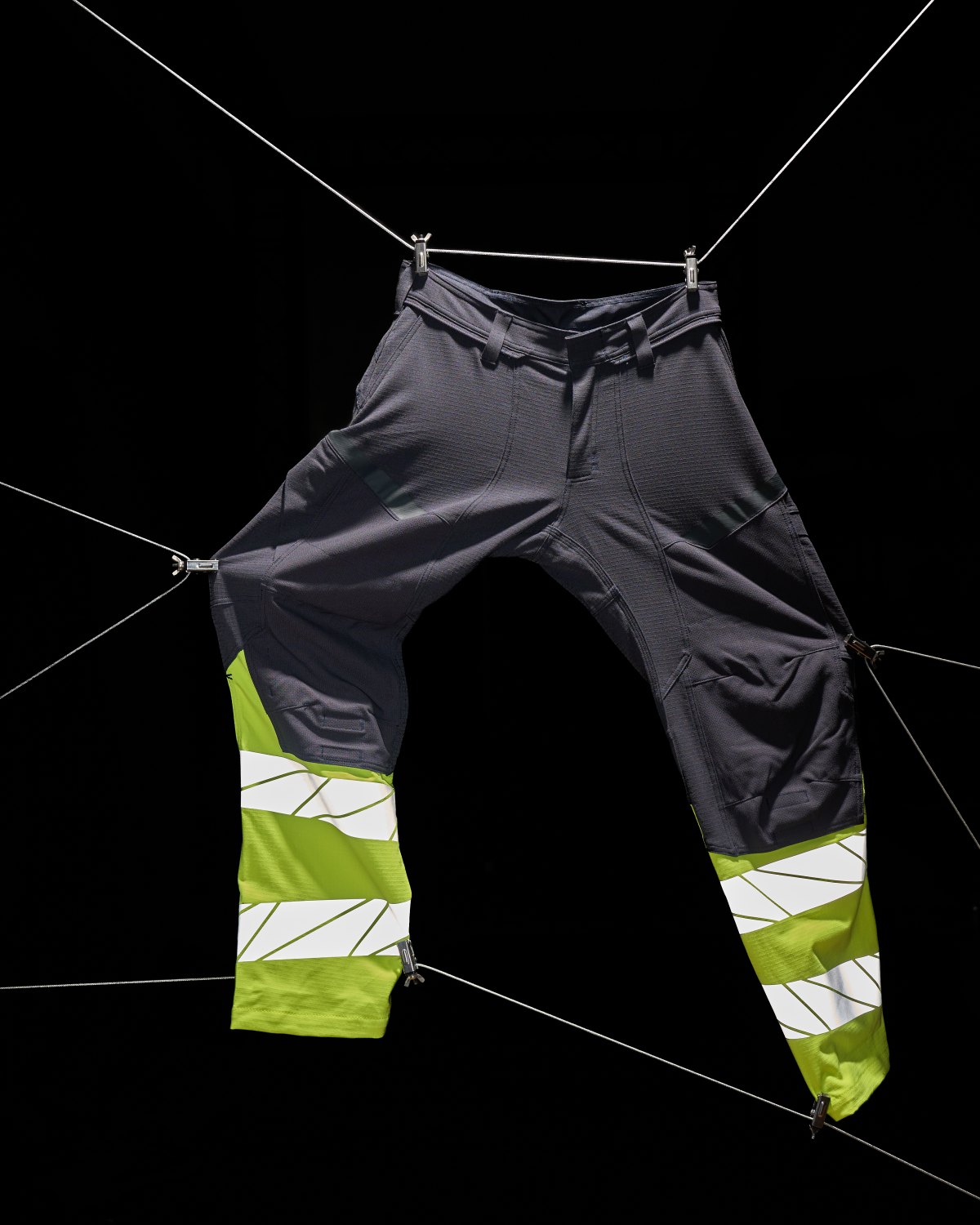 MASCOT Accelerate Multisafe Hose mit Knietaschen in Schwarzblau/Hi-Vis Gelb – Modellansicht