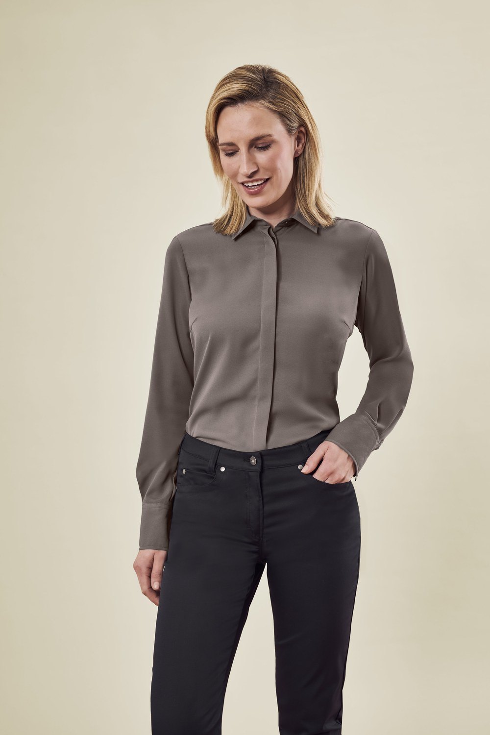 Greiff Chiffon-Bluse 1/1 RF in Taupe – Modellansicht