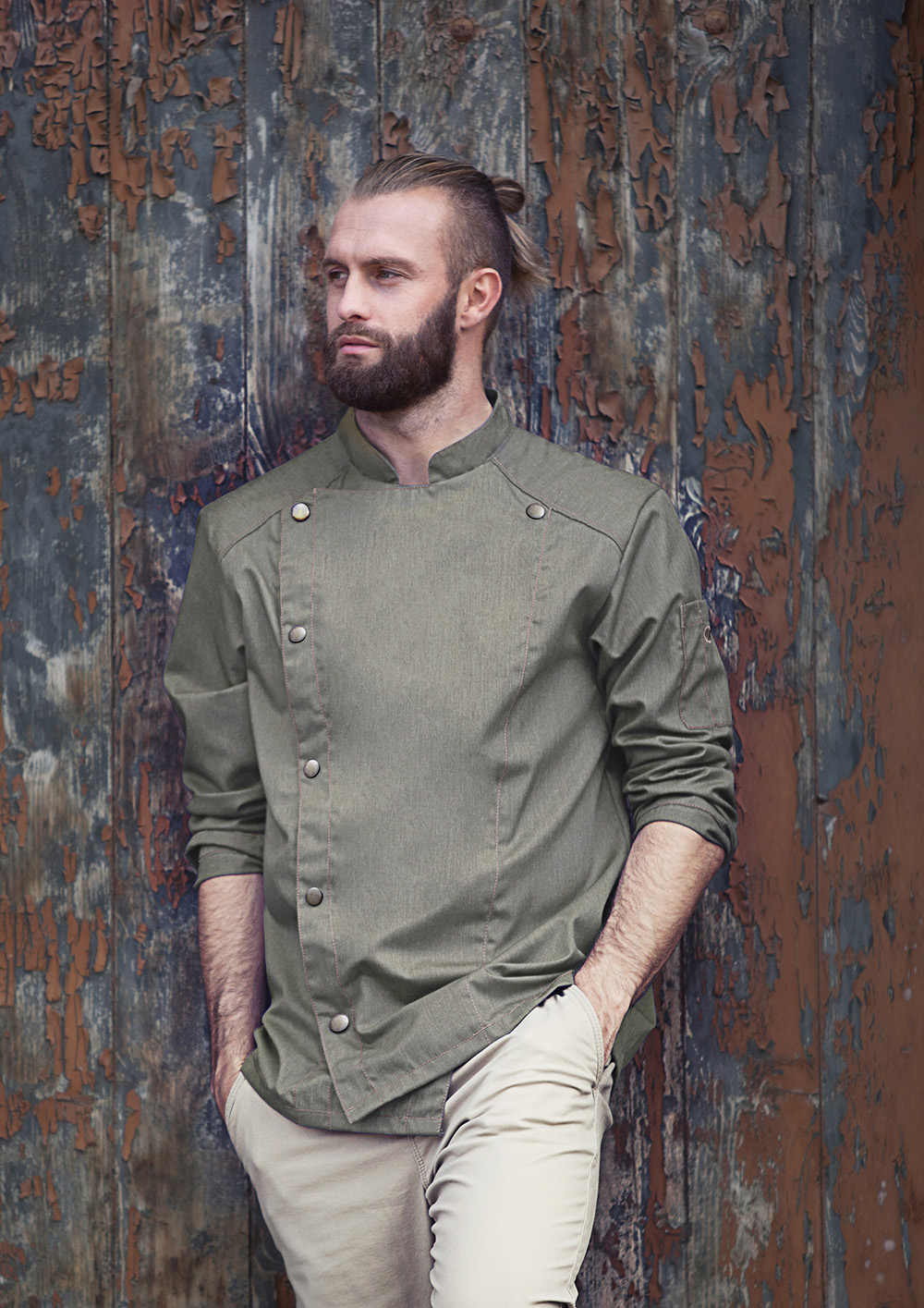 Karlowsky Kochjacke Jeans-Style in Vintage Moss Green – Modellansicht