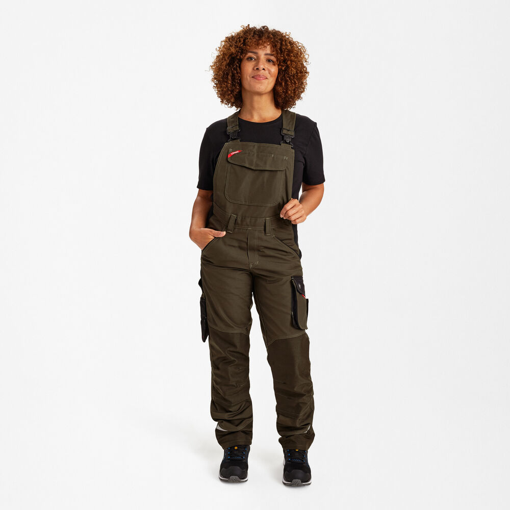 ENGEL Galaxy 3815-254 Damen Latzhose in Forest Green/Schwarz – Modellansicht