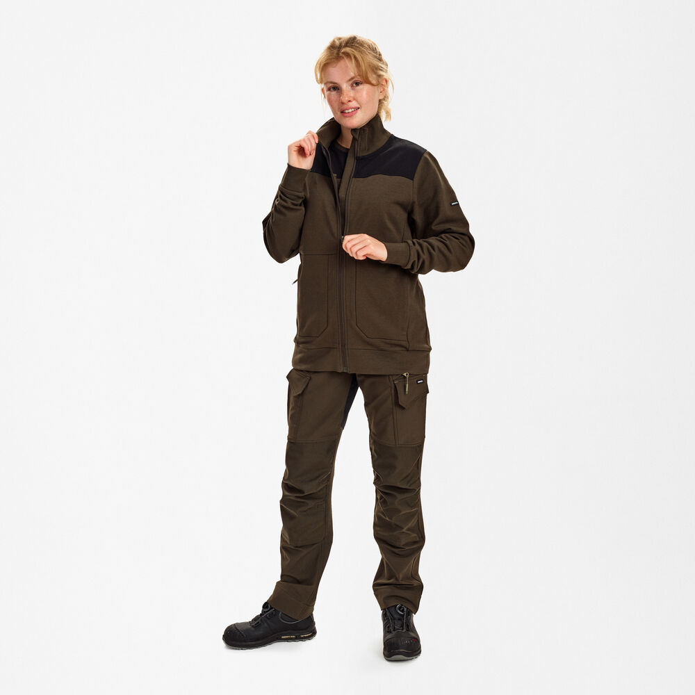 ENGEL Entire 8335-247 Damen Sweatcardigan mit Kragen in Forest Green/Schwarz – Modellansicht