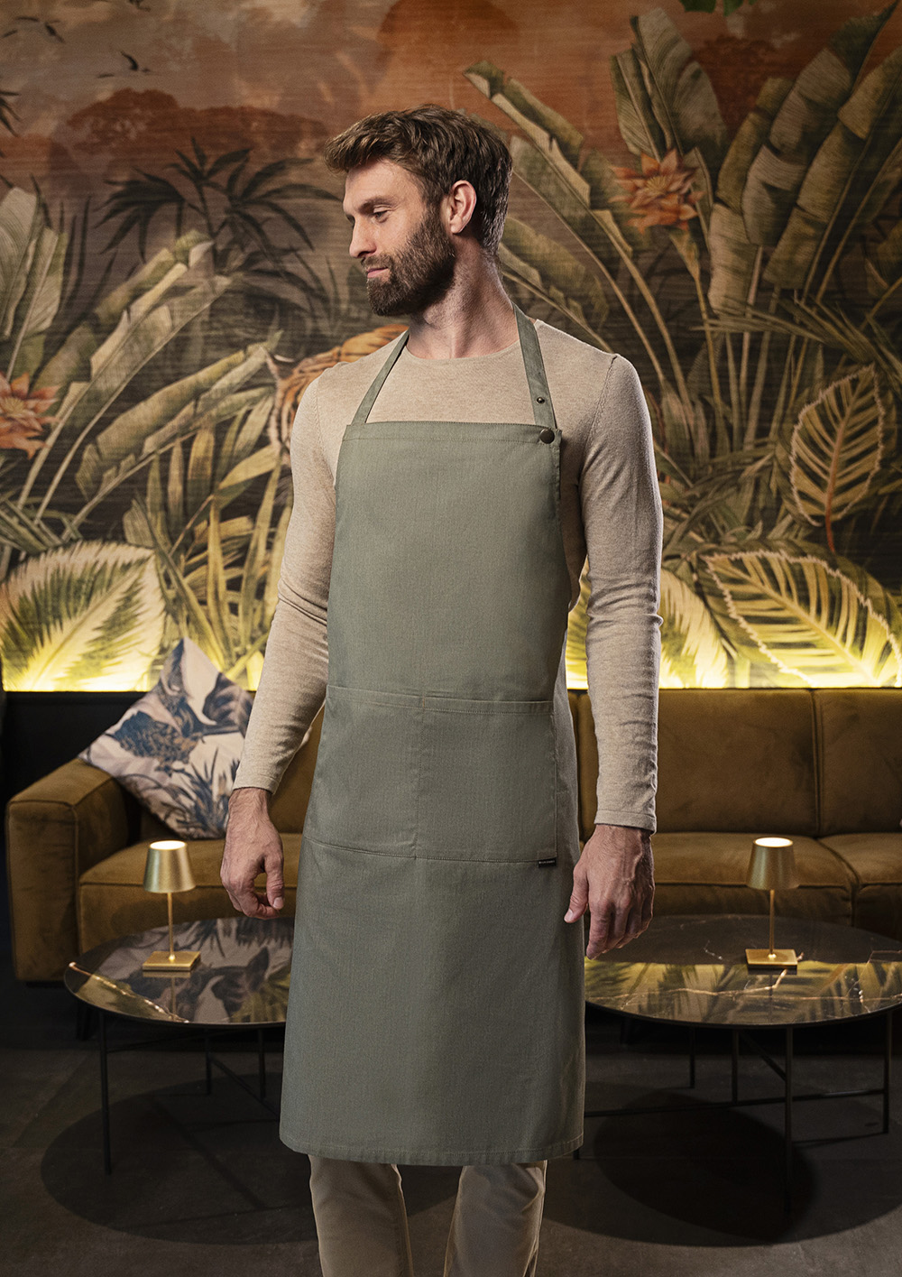 Karlowsky Latzschürze Jeans-Style in Vintage Moss Green – Modellansicht