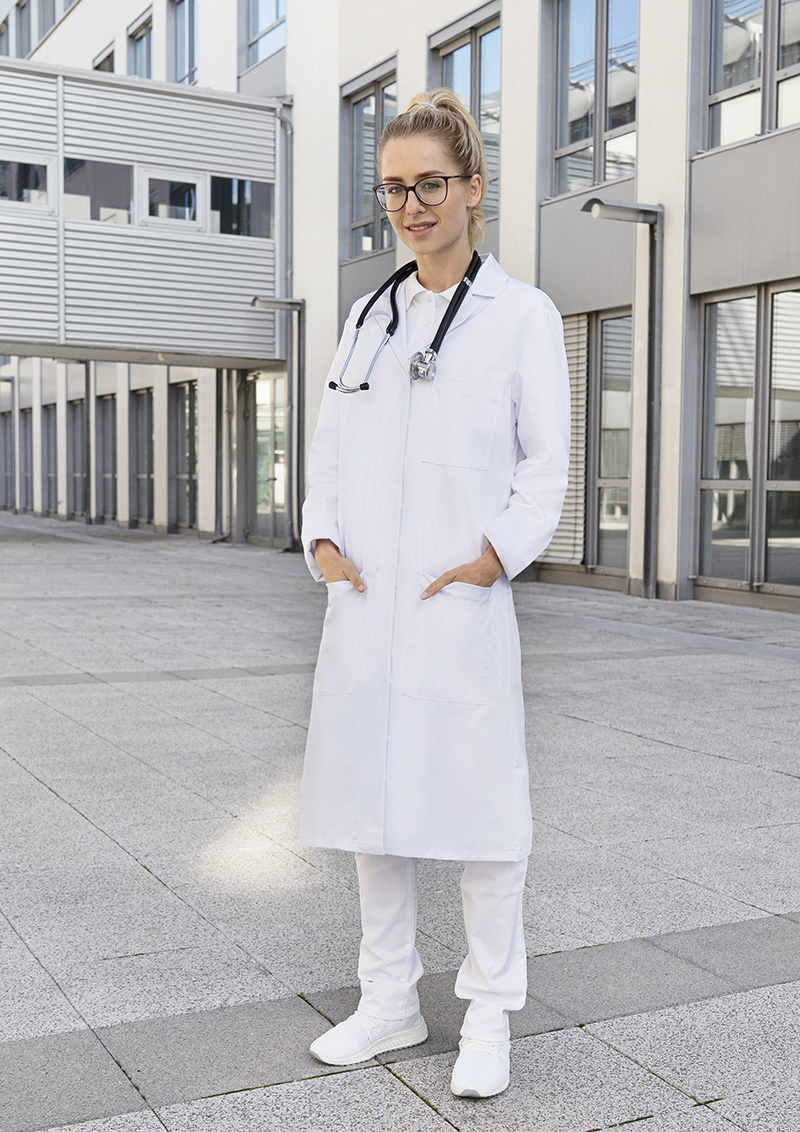 Karlowsky Damen Arzt- und Labormantel Classic-Shape mit Reverskragen in Weiß – Modellansicht