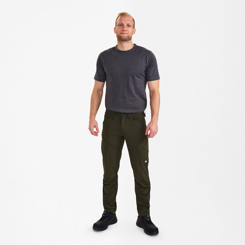 ENGEL X-treme 2368-317 Servicehose mit 4-Wege-Stretch in Forest Green – Modellansicht