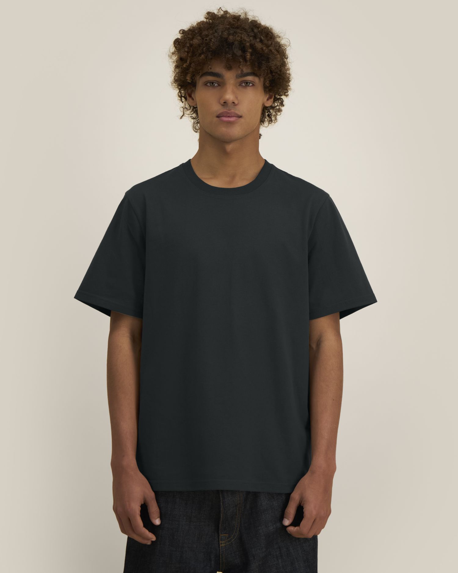 Stanley Stella Reeser in Black – Modellansicht