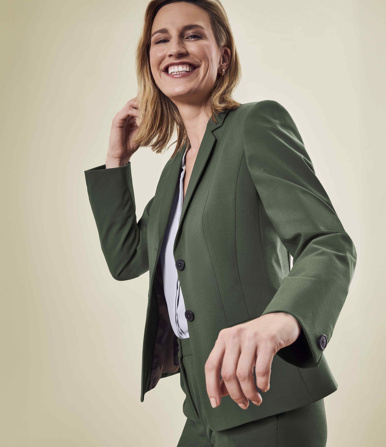 Greiff Damen-Blazer RF Premium in Olivgrün – Modellansicht