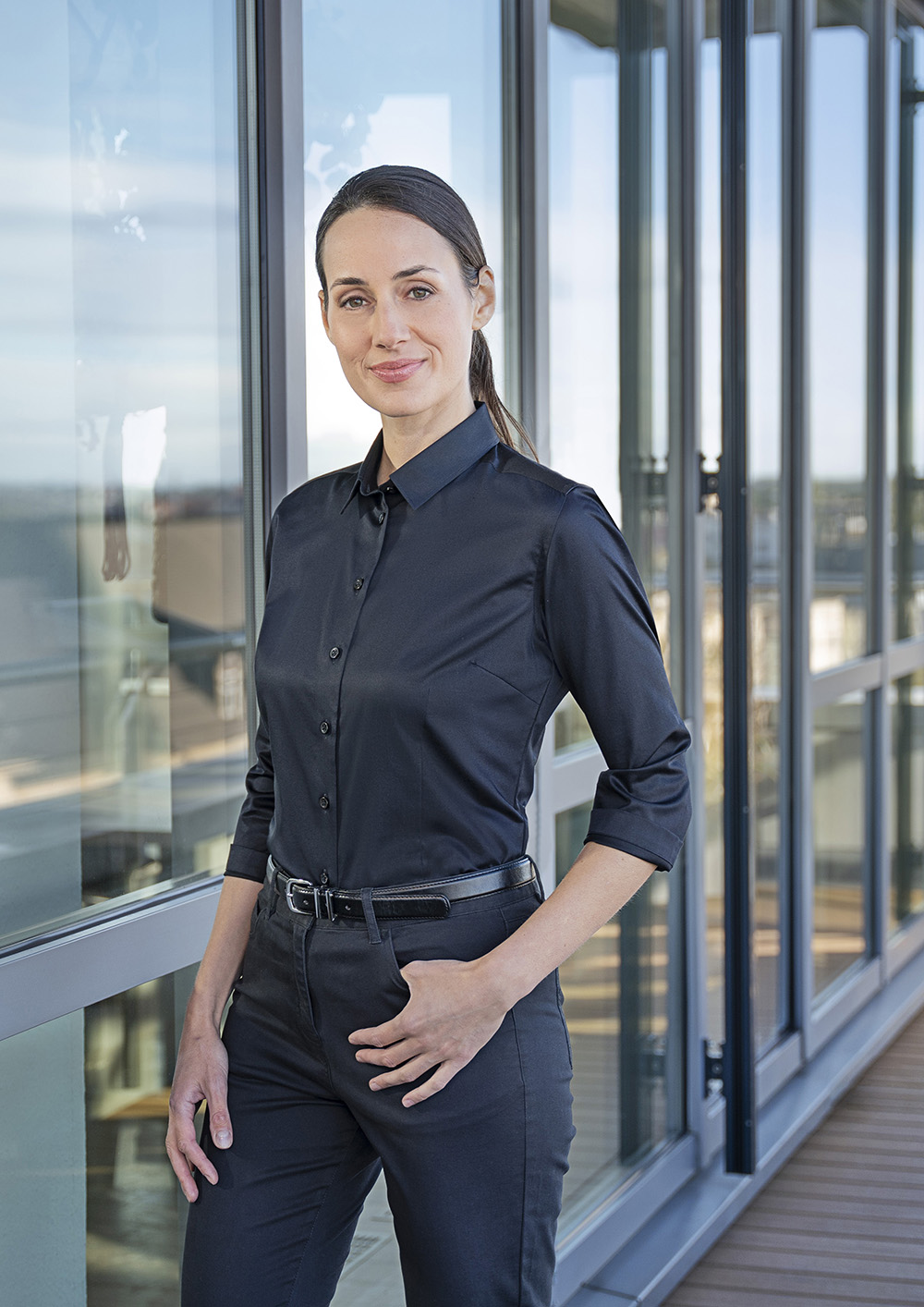 Karlowsky Damenbluse Active-Stretch mit 3/4-Ärmeln in Slim-Fit in Schwarz – Modellansicht