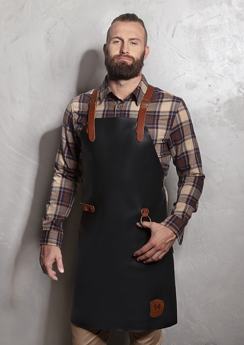 Karlowsky Leder Latzschürze X-Style mit Kreuzträgern in Schwarz – Modellansicht