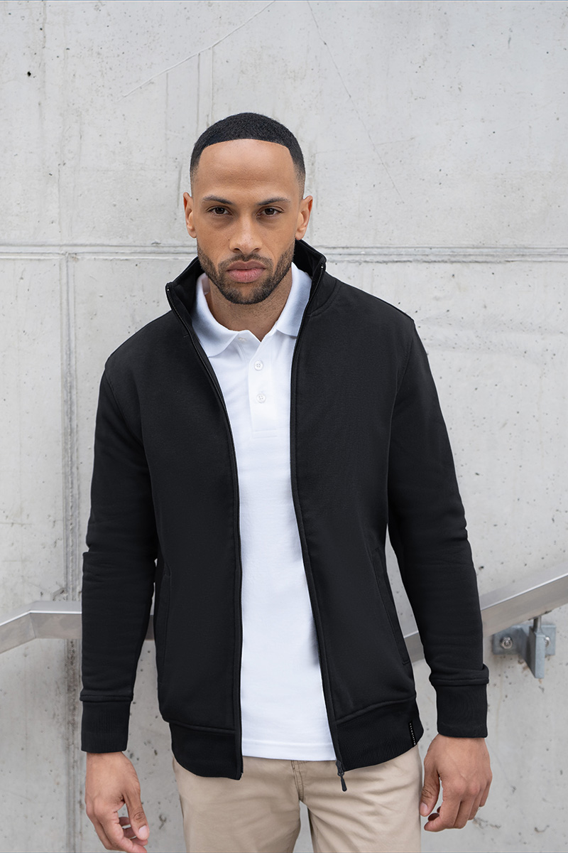 Karlowsky Herren Workwear Sweatjacke Soft-Face in Schwarz – Modellansicht
