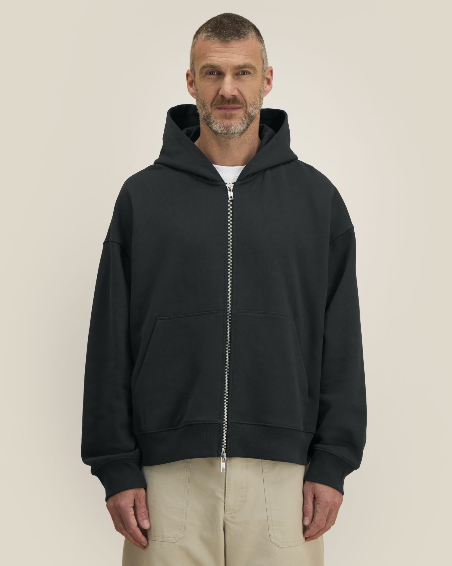 Stanley Stella Fronter in Black – Modellansicht