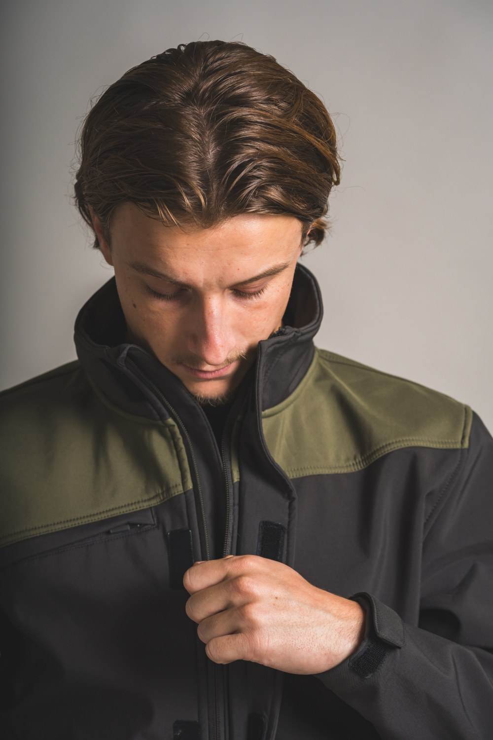 TRICORP Softshelljacke Bicolor Quernaht in Darkgrey-Army – Modellansicht