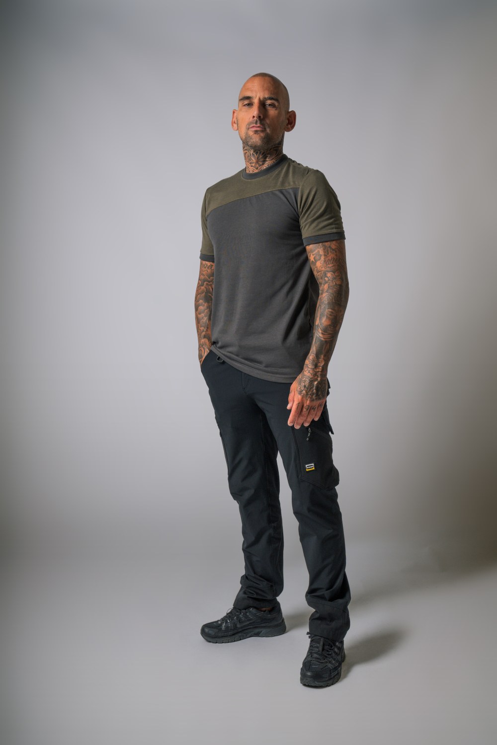 TRICORP T-Shirt Bicolor Quernaht in Darkgrey-Army – Modellansicht