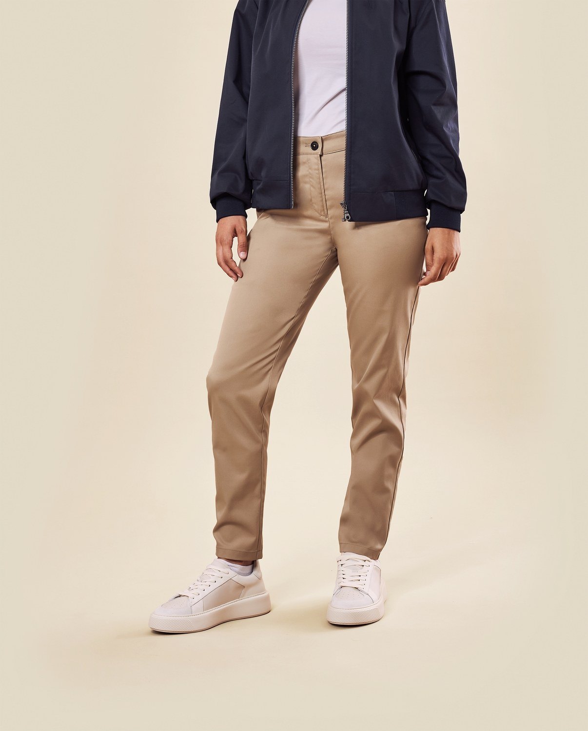 Greiff Damen-Chino RF Casual in Sand – Modellansicht