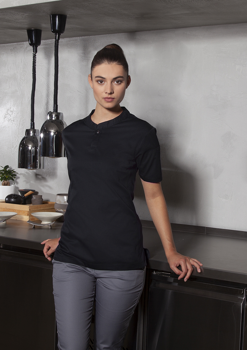 Karlowsky Kurzarm Damen-Arbeitsshirt Performance in Schwarz – Modellansicht