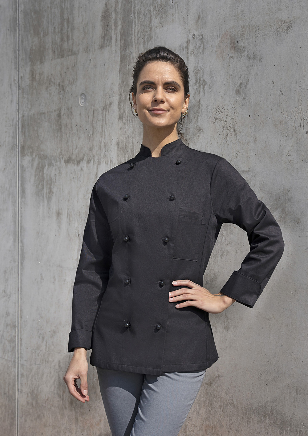 Karlowsky Damenkochjacke Agathe in Schwarz – Modellansicht