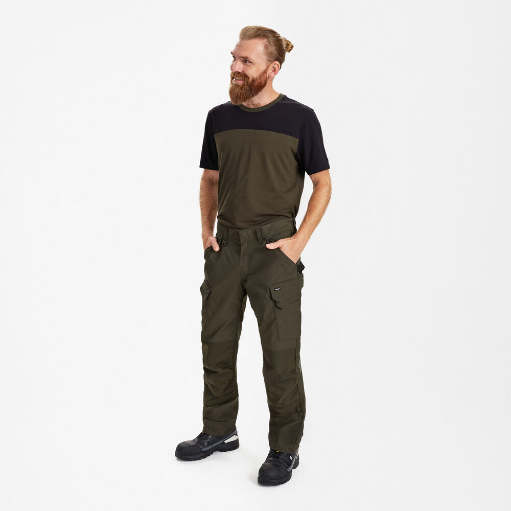 ENGEL Entire 2329-144 Arbeitshose mit 2-Wege-Stretch in Forest Green – Modellansicht