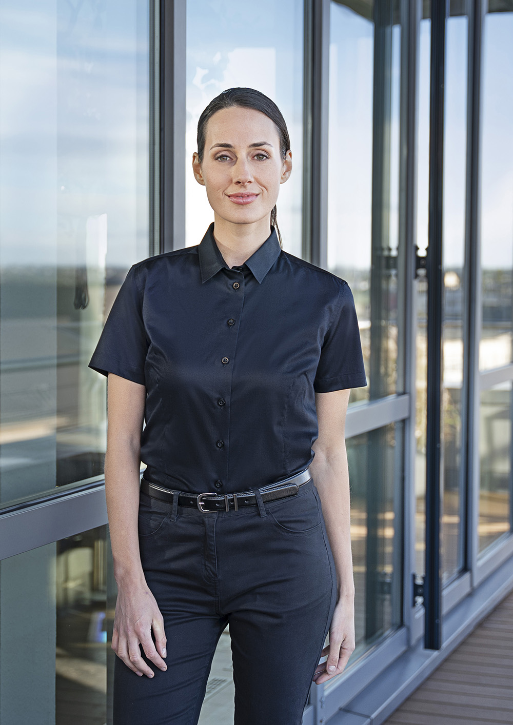 Karlowsky Kurzarm Damenbluse Active-Stretch in Modern-Fit in Schwarz – Modellansicht