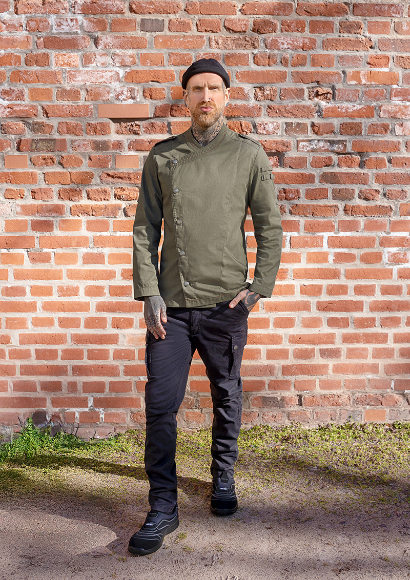 Langarm Herrenkochjacke Denim-Style ROCK CHEF®-Stage2 in Vintage Moss Green – Modellansicht
