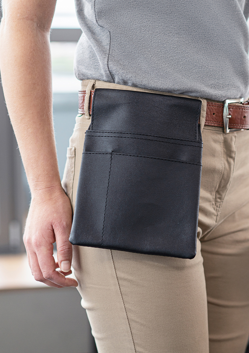 Karlowsky Kassierhalfer mit Gürteldurchzug in Schwarz – Modellansicht
