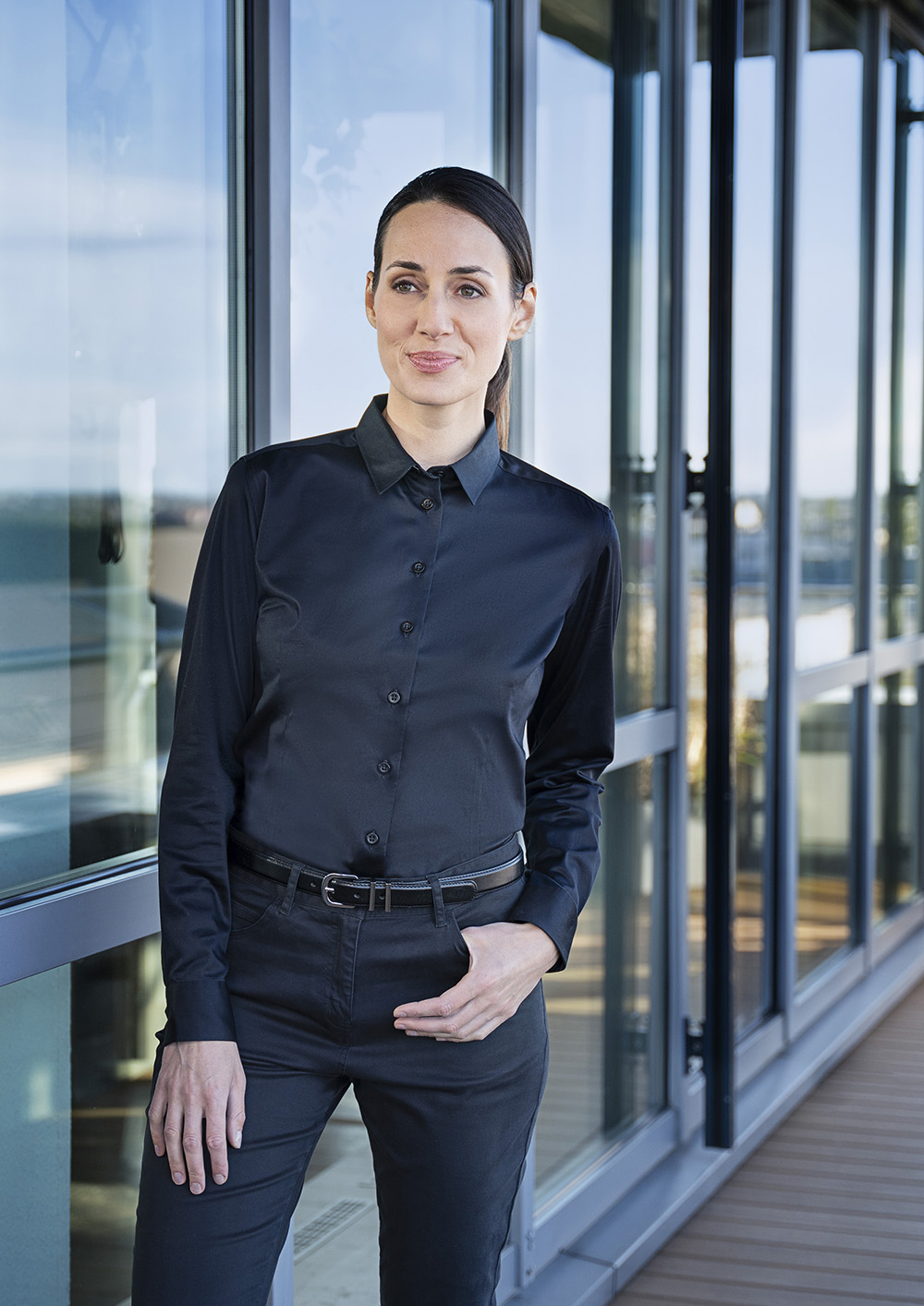 Karlowsky Langarm Damenbluse Active-Stretch in Modern-Fit in Schwarz – Modellansicht
