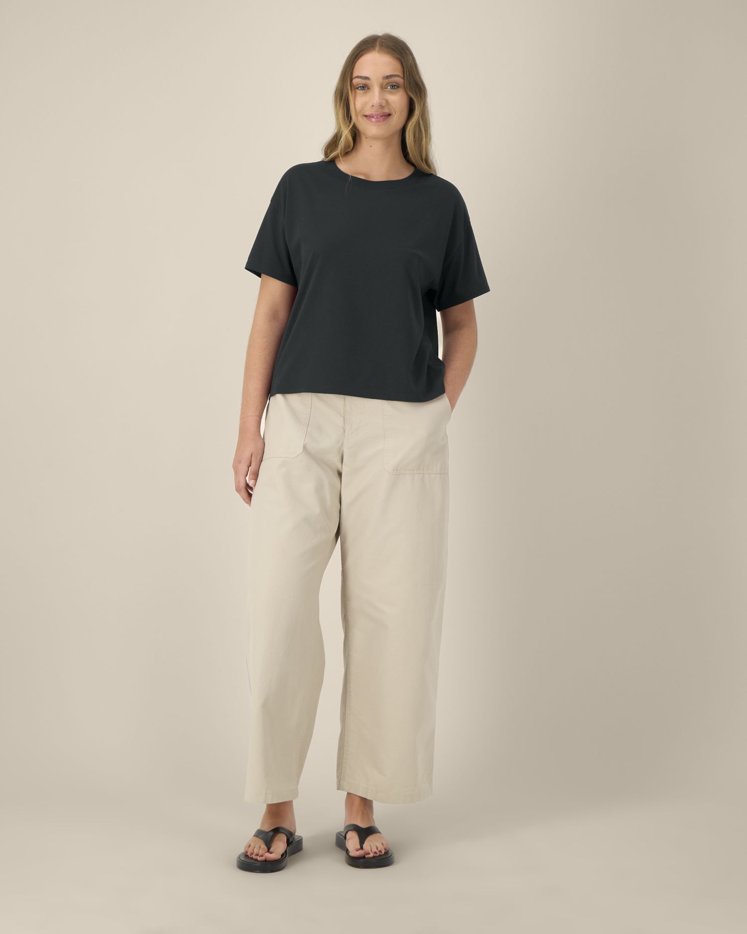 Stanley Stella Stella Etta in Black – Modellansicht