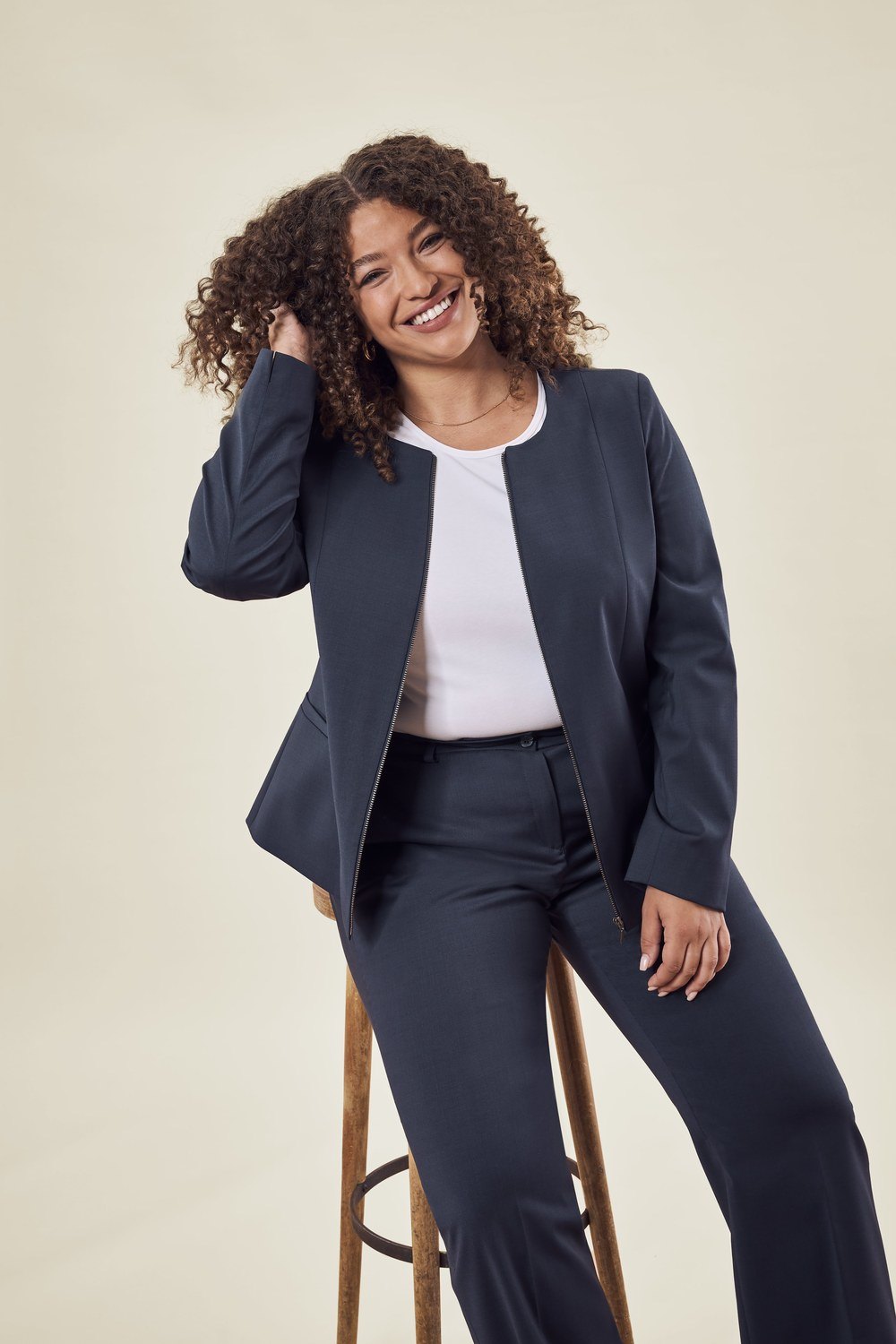Greiff Damen-Blazer RF Modern 37.5 in Dunkelblau – Modellansicht