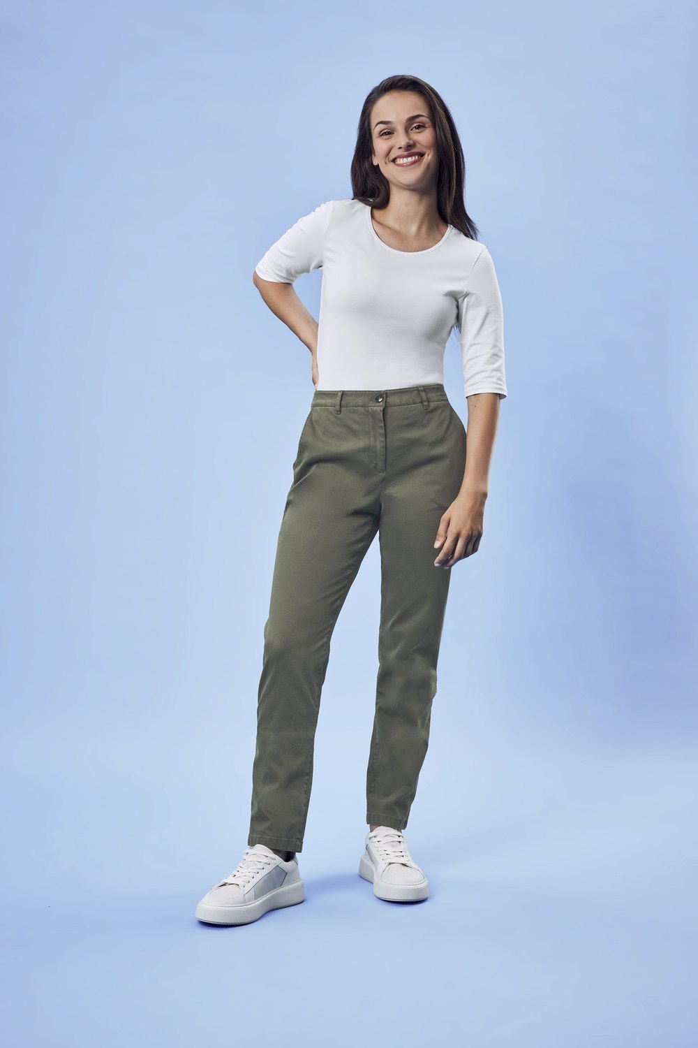 Greiff Damen-Chino RF Casual in Olivgrün – Modellansicht