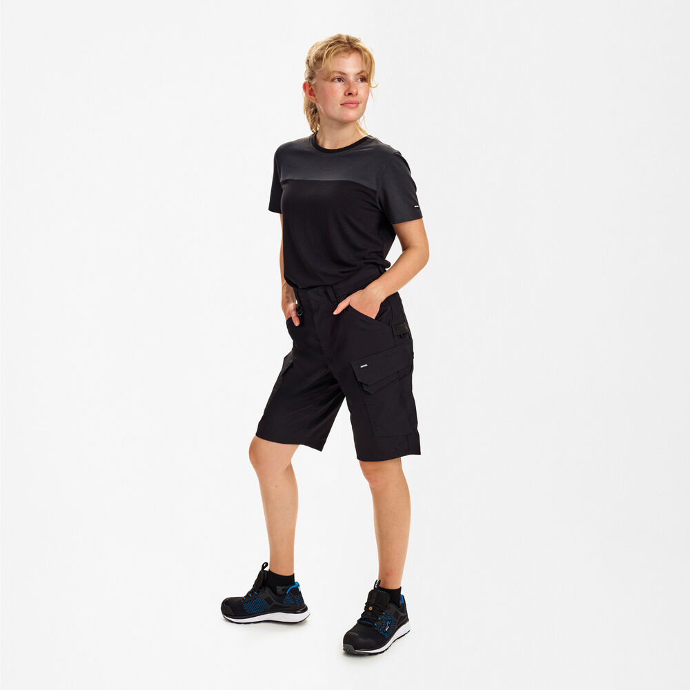 ENGEL Entire 6333-144 Damen Arbeitsshorts mit 2-Wege-Stretch in Schwarz – Modellansicht