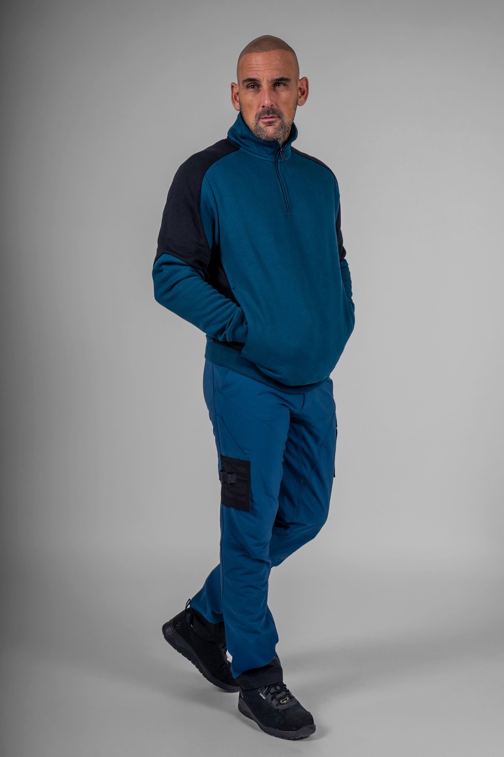 TRICORP 1/4 Zip Sweatshirt Bicolor Redefined in Teal-Black – Modellansicht