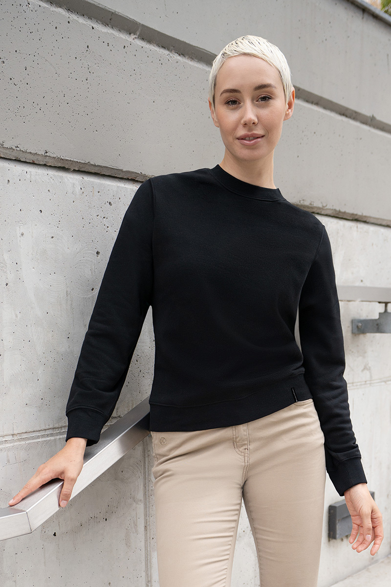 Karlowsky Damen Workwear Sweatshirt Soft-Face in Schwarz – Modellansicht