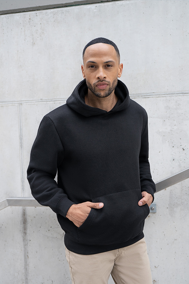Karlowsky Herren Workwear Sweat Hoodie Soft-Face in Schwarz – Modellansicht