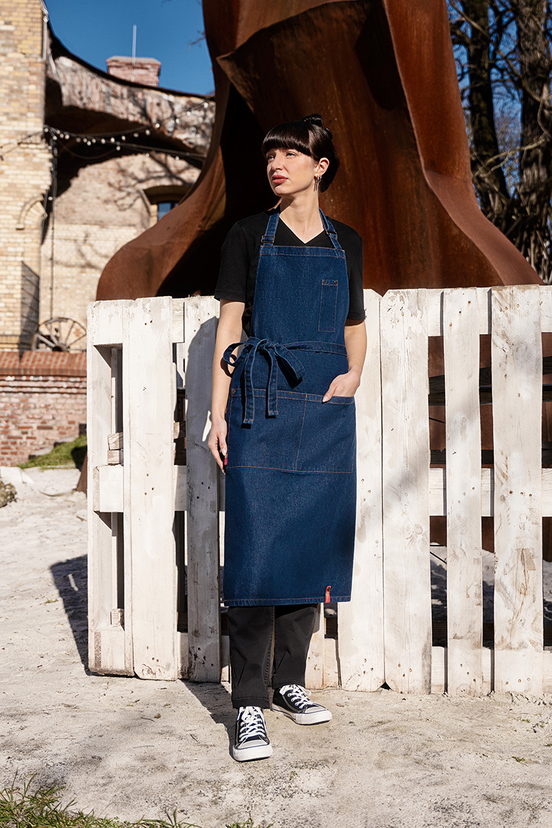 Latzschürze Denim ROCK CHEF®-Stage2 in Denim Blue – Modellansicht