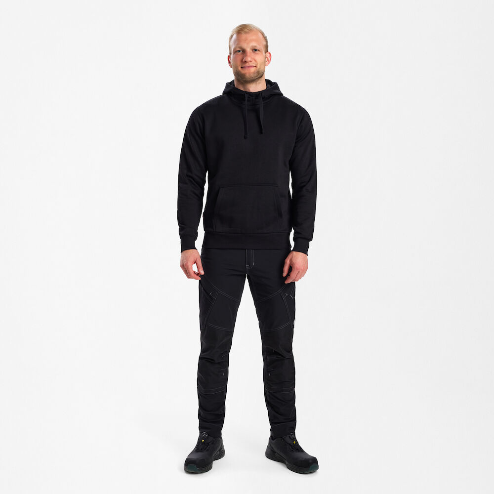 ENGEL Extend 8038-335 Hoodie in Schwarz – Modellansicht